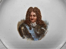 ( 1070 )  ASSIETTE " PHILIPPE D' ORLEANS " EN FAIENCE SAINT AMAND LES EAUX 