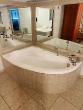 URGENT baignoire D’angles Vendu Avec Robinetterie Et Miroir