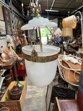 Suspension ancienne en opaline blanche et laiton décoratif