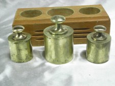 ANCIENNE BOITE LOT 3 POIDS DE BOUCHERIE EN BRONZE BALANCE ROBERVAL 2 KILO 1 KILO