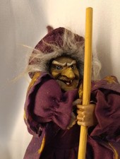 Sorcière Halloween A Poser Ou A Suspendre 23 Cm.