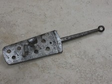 Une petite filière truelle à 8 trous, outil ancien d'horloger, serrurier