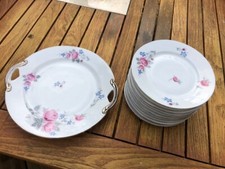 Service à dessert: 1 plat et 11 assiettes rondes décor fleuri et liseré argent