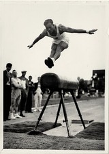 PHOTO DE PRESSE Ca 1937  MASSE champion de France cheval d'arçon , démonstration