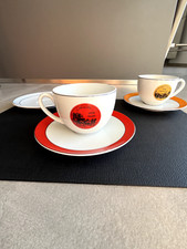 2 Tasses et Sous-tasses Mariage frères. Blanches. 1 logo rouge et 1 logo orange.