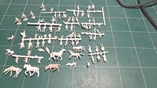 L5 LOT DE 70 PERSONNAGES ANIMAUX HO A PEINDRE DIORAMA DECOR train electrique ho