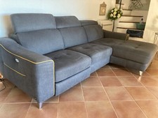 canapé méridienne avec place relax électrique couleur gris et liseret jaune 
