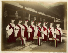 Japon, Miko or Performer in a