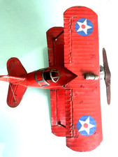 Avion vintage biplan monoplace WWI tôle peinte rouge maquette de décoration