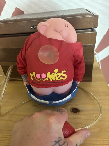 Figurine qui montre ses fesses