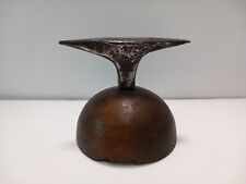 très ancienne  petite enclume  forgée sur socle d'origine en noyer