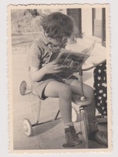 Photo ancienne ?️ Enfant lisant BD sur tricycle Alain Catry avril 1952 rare