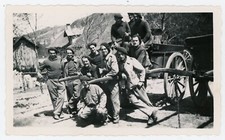 PHOTO snapshot amateur, des militaires charrette à bras béret chasseur alpin