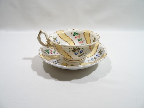 Ancienne tasse sous - ancienne,