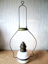 petite LAMPE à PETROLE & sa LYRE Opaline Bronze Kerosene Lamp Suspension c1900