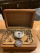 BEAU LOT DE MATÉRIEL D’HORLOGERIE ANCIEN.