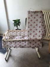 Lit bercelonnette pour poupée en bois vintage