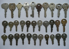 Lot de 32 CLES Plates différentes pour SERRURES, CADENAS, PORTES.. à nettoyer
