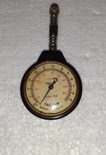 MICHELIN. ANCIEN TESTEUR OU CONTRÔLEUR EN BAKELITE  POUR  LA PRESSION DES PNEUS