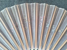 Grand éventail ancien en soie