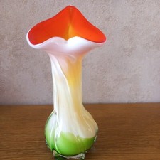 petit vase forme tulipe style
