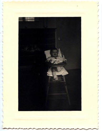 Enfant sur chaise haute - ,
