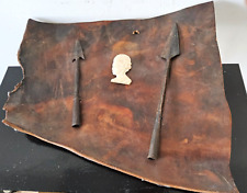 art africain ancien 2 pointes et une tète de femme montés sur une peau