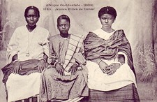 CPA AFRIQUE OCCIDENTALE FRANCAISE SENEGAL Jeunes Filles de DAKAR. Coll. FORTIER
