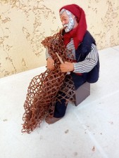 1 santon ancien habillé   le pêcheur assis sur un banc