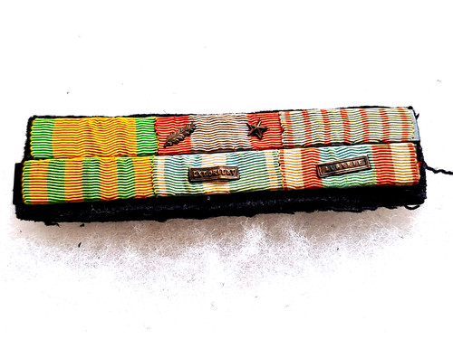 Une barrette médaille - une,