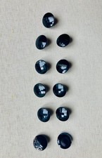 11 petits boutons en verre