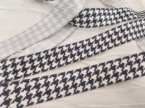 Ancien ruban satin blanc motif