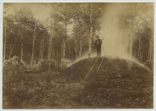 Vosges. Hutte de charbonnier à Magueuville, près Ville-sur-Illon. Circa 1888.