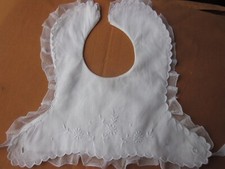 bavoir linon brodé main