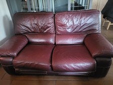 2 canapes 2 et 3 places en cuir véritable marron/bordeau.
