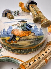 Fameux beurrier en faïence HB