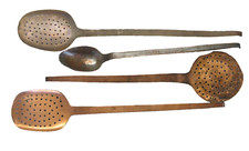 Ustensiles de cuisines En cuivre XIXe. Ecumoires et cuillère à ragout.