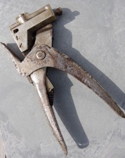 Outil ancien agrafeuse en
