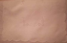 Copertina per culletta puro lino bianco ricamata a mano.