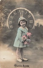 CP BONNE ANNEE JOLIE PETITE FILLE SOURIANTE BONNET DEVANT PENDULE AVEC FLEURS