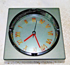 Réveil à quartz boitier gris chiffres jaunes carré pour bureau fonctionne