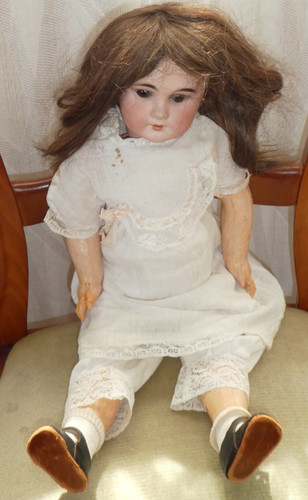 Très jolie poupée - poupée, ancienne