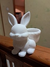 Lapin de Pâques avec bol en
