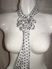 Echarpe blanche a petit pois noir avec fleur et pince , 3 en 1 voir photo