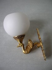 Ancienne applique luminaire en bronze oiseau et globe boule en verre 18 cm