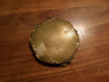 Ancien poudrier en laiton doré avec bords festonnés   ( ref 45 )