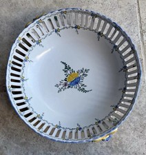 Corbeille ajourée en faience