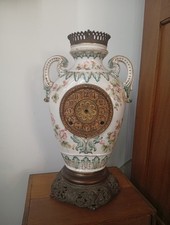 Cabinet pendule, imposant vase