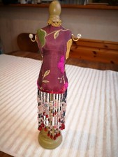 Mannequin porte-bijoux en robe de satin et perles