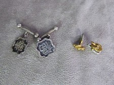 DEUX PAIRES DE BOUTONS DE